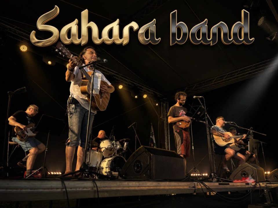 Sahara band hraje na venkovním pódiu
